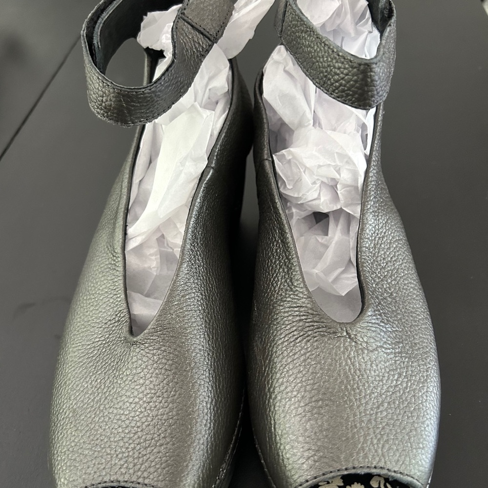 Bernie Mev Wedge Sandals Size 9